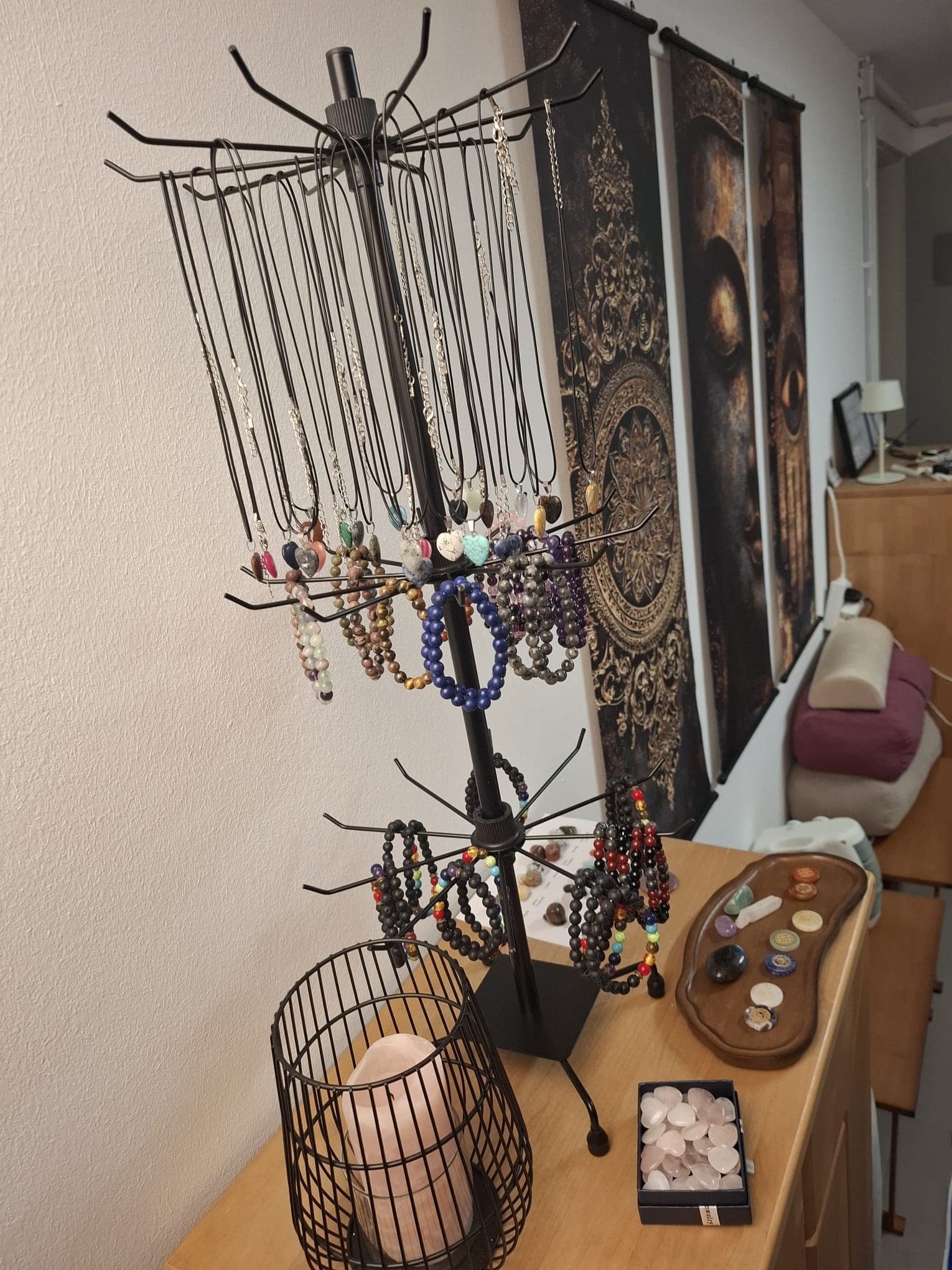 Heilstein-Ketten und Armbänder auf dem Schmuckständer im Klangraum
