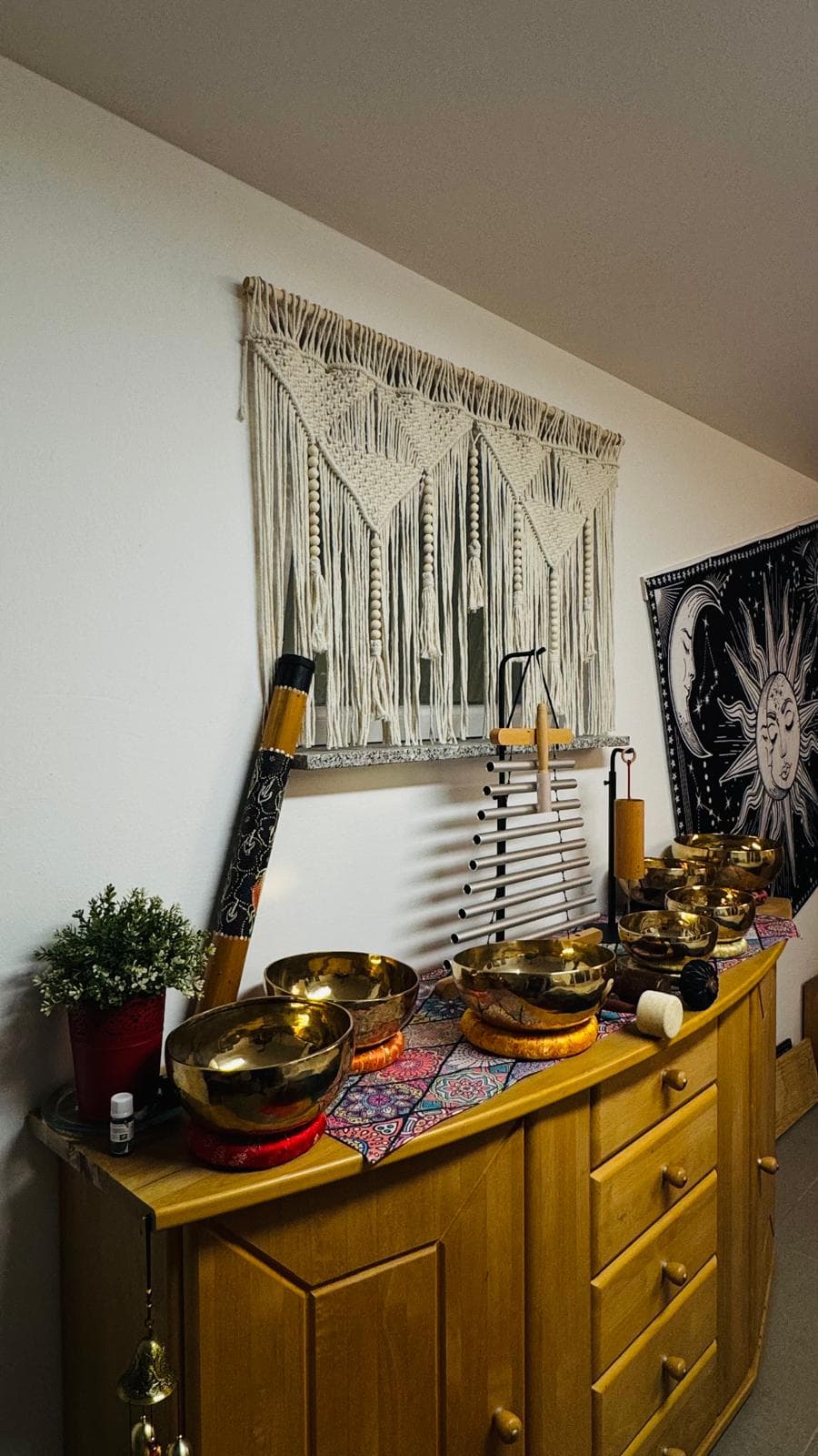 Klangschalen, Koshi-Klangspiel und Didgeridoo im Klangraum